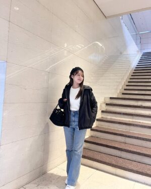 Ayaka Hidaritomo Instagram - ・
スニーカーにジーンズのラフな日👖♡
色味もシンプル目に…🐈‍⬛
 

UNIQLOのジーンズすごく履きやすくて
最近たくさん履いてる~

スニーカーは形も後ろがうっすらピンクなとこもお気に入り
@alexandermcqueen 👟🌸
