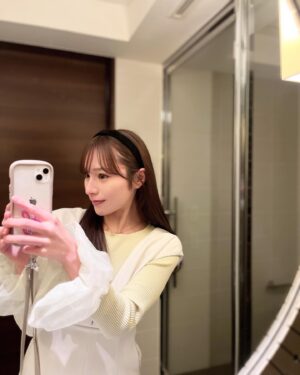 Ayaka Hidaritomo Instagram - ・

最近のしふく🐏

ハイウエストジャンスカに
グリーンのトップスでふんわりしたコーデ🍈
一足早く春コーデみたいになった🌸

袖のレースフリルがアクセントになってて
可愛くて購入しました~

カチューシャすると幼くなる？👩🏻

　
　

#apuweiserriche #ワンピース　#冬コーデ #春コーデ　
#低身長コーデ