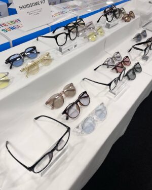Ayaka Hidaritomo Instagram - ・
Zoffの展示会のときの🤍👓
@zoff_eyewear

カラー豊富でデザインもいろんな種類があって
自分に似合うのを探すの楽しすぎた✨　

ブラウン系のものをずっと欲しいな~と思ってて、写真のユナイテッドアローズとのコラボのメガネがほんとに可愛すぎて注文しちゃいました🌸　

　
#pr#眼鏡女子 #メガネコーデ #メガネ #カラーレンズ #アイウェア #ボストン #カスタムサングラス#EYELOVESG  #Zoff #サングラス