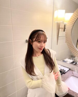 Ayaka Hidaritomo Instagram - ・

最近のしふく🐏

ハイウエストジャンスカに
グリーンのトップスでふんわりしたコーデ🍈
一足早く春コーデみたいになった🌸

袖のレースフリルがアクセントになってて
可愛くて購入しました~

カチューシャすると幼くなる？👩🏻

　
　

#apuweiserriche #ワンピース　#冬コーデ #春コーデ　
#低身長コーデ