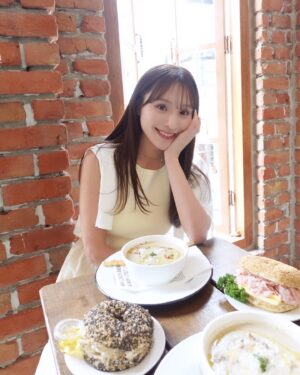 Ayaka Hidaritomo Instagram - 🇰🇷✨　

韓国の思い出いろいろ☀️ 

道端にあるカフェで毎回フルーツジュース頼んでた🤣🥤

写真載せてないけどとにかくご飯も美味しくって　
また食べに行きたいな🍚　

#韓国旅行　#韓国カフェ