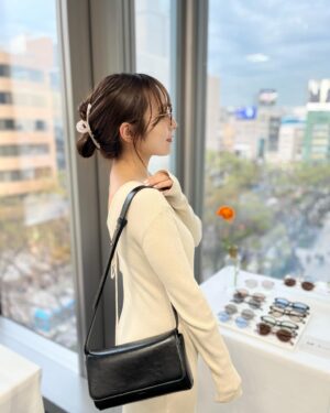 Ayaka Hidaritomo Instagram - ・
Zoffの展示会のときの🤍👓
@zoff_eyewear

カラー豊富でデザインもいろんな種類があって
自分に似合うのを探すの楽しすぎた✨　

ブラウン系のものをずっと欲しいな~と思ってて、写真のユナイテッドアローズとのコラボのメガネがほんとに可愛すぎて注文しちゃいました🌸　

　
#pr#眼鏡女子 #メガネコーデ #メガネ #カラーレンズ #アイウェア #ボストン #カスタムサングラス#EYELOVESG  #Zoff #サングラス