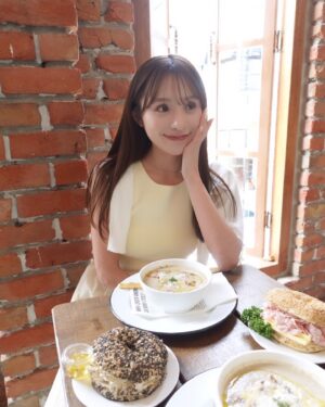 Ayaka Hidaritomo Instagram - 🇰🇷✨　

韓国の思い出いろいろ☀️ 

道端にあるカフェで毎回フルーツジュース頼んでた🤣🥤

写真載せてないけどとにかくご飯も美味しくって　
また食べに行きたいな🍚　

#韓国旅行　#韓国カフェ