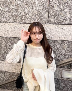 Ayaka Hidaritomo Instagram - ♡
 
暖かくなったから春用に
UNIQLOで購入したニット着れた🤍　

春コーデに合うメガネも探してて
やっと好みのアイテムをゲットできました🌸🥸　
　

tops @uniqlo_jp 
pants @hm 
shoes @hm 
glasses　@jins_japan 

　

#春コーデ　#uniqlo #ユニクロ購入品　#春ニット　#フレアパンツ