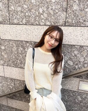 Ayaka Hidaritomo Instagram - ♡
 
暖かくなったから春用に
UNIQLOで購入したニット着れた🤍　

春コーデに合うメガネも探してて
やっと好みのアイテムをゲットできました🌸🥸　
　

tops @uniqlo_jp 
pants @hm 
shoes @hm 
glasses　@jins_japan 

　

#春コーデ　#uniqlo #ユニクロ購入品　#春ニット　#フレアパンツ