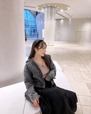 Ayaka Hidaritomo Instagram - ・
デニムジャケット着て春先取り🌸
 
 
ブラックのおnewバック
使いやすいサイズでお気に入り👜🖤　

　　
 
 
 

#春コーデ　#デニムジャケット　#スカートコーデ #スタンドオイル　#standoil #스탠드오일 #PR