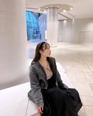 Ayaka Hidaritomo Instagram - ・
デニムジャケット着て春先取り🌸
 
 
ブラックのおnewバック
使いやすいサイズでお気に入り👜🖤　

　　
 
 
 

#春コーデ　#デニムジャケット　#スカートコーデ #スタンドオイル　#standoil #스탠드오일 #PR