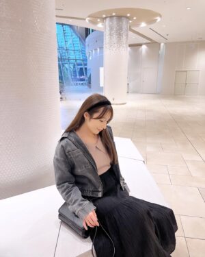 Ayaka Hidaritomo Instagram - ・
デニムジャケット着て春先取り🌸
 
 
ブラックのおnewバック
使いやすいサイズでお気に入り👜🖤　

　　
 
 
 

#春コーデ　#デニムジャケット　#スカートコーデ #スタンドオイル　#standoil #스탠드오일 #PR