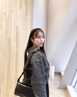 Ayaka Hidaritomo Instagram - ・
デニムジャケット着て春先取り🌸
 
 
ブラックのおnewバック
使いやすいサイズでお気に入り👜🖤　

　　
 
 
 

#春コーデ　#デニムジャケット　#スカートコーデ #スタンドオイル　#standoil #스탠드오일 #PR