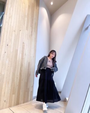 Ayaka Hidaritomo Instagram - ・
デニムジャケット着て春先取り🌸
 
 
ブラックのおnewバック
使いやすいサイズでお気に入り👜🖤　

　　
 
 
 

#春コーデ　#デニムジャケット　#スカートコーデ #スタンドオイル　#standoil #스탠드오일 #PR