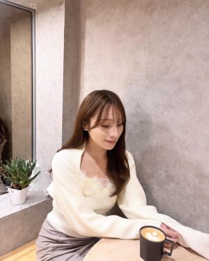 Ayaka Hidaritomo Instagram - 🦢🤍
　

カーディガンのセットアップ✨
もふもふが可愛い~