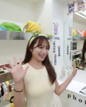 Ayaka Hidaritomo Instagram - 📸🇰🇷♡ 

 

韓国のプリクラの鏡ではしゃいだときの🤣　
今見返すとすごく楽しそう、、！笑
カチューシャとかぬいぐるみのキャラが可愛かった🦖