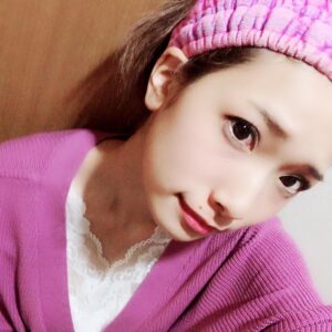 Ayaka Morikawa Instagram - 家に帰る時まず先にヘアバンドする。
落ち着く。
前髪邪魔よね。(*´ω`*)
2つヘアバンド持ってるのに、ディズニーで新しいの出ると欲しくなっちゃう。