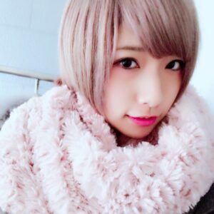 Ayaka Morikawa Instagram - RISEL.xoxo.のカズさんに髪染めていただきました( *´︶`*)
ありがとうございます！！
めちゃめちゃ綺麗な色(*♥д♥*)
前髪も切っちゃったー！！