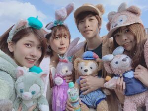 Ayaka Morikawa Instagram - 森川家4兄弟でダッフィー達のコスプレしたよー♡
最強(*´艸`)