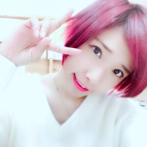 Ayaka Morikawa Instagram - 自分で髪染めてみた。
真っ赤🍎❤️🍓🍒🍉