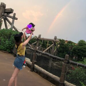 Ayaka Morikawa Instagram - 久しぶりのディズニー♡
娘のデイジーコス可愛い((o(｡･ω･｡)o))
虹も見れてハッピーでした🌈🌈