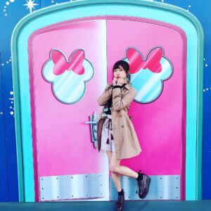 Ayaka Morikawa Instagram - ディズニーランドの壁が扉の絵になってたよー♡
可愛い(*´艸`)
全部のトビラで写真撮って遊んだー！！
#ディズニー #ディズニーランド #disneyland #disney #イースターディズニー #dヲタさんと繋がりたい #dヲタ