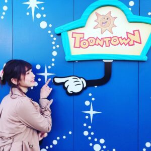 Ayaka Morikawa Instagram - ディズニーランドの壁が扉の絵になってたよー♡
可愛い(*´艸`)
全部のトビラで写真撮って遊んだー！！
#ディズニー #ディズニーランド #disneyland #disney #イースターディズニー #dヲタさんと繋がりたい #dヲタ
