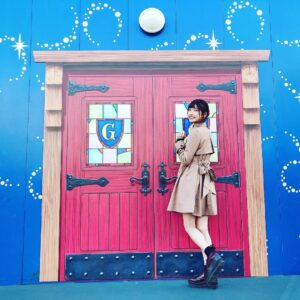 Ayaka Morikawa Instagram - ディズニーランドの壁が扉の絵になってたよー♡
可愛い(*´艸`)
全部のトビラで写真撮って遊んだー！！
#ディズニー #ディズニーランド #disneyland #disney #イースターディズニー #dヲタさんと繋がりたい #dヲタ