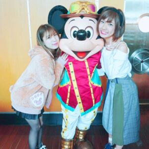 Ayaka Morikawa Instagram - なっつんとデートしてきたよ❤
2人も3月生まれだから一緒にお祝いしてもらえて幸せが溢れ出た。
ミッキーミニープルートと写真とれたんだー！！ミッキー愛をたくさん伝えた！！
#ディズニーシー #Disney #ホライズンベイレストラン