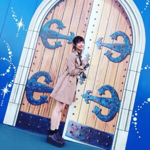 Ayaka Morikawa Instagram - ディズニーランドの壁が扉の絵になってたよー♡
可愛い(*´艸`)
全部のトビラで写真撮って遊んだー！！
#ディズニー #ディズニーランド #disneyland #disney #イースターディズニー #dヲタさんと繋がりたい #dヲタ