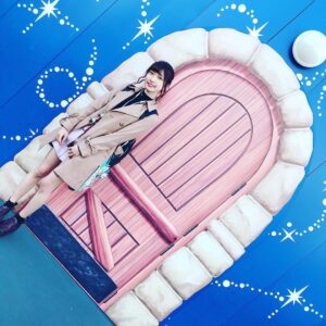 Ayaka Morikawa Instagram - ディズニーランドの壁が扉の絵になってたよー♡
可愛い(*´艸`)
全部のトビラで写真撮って遊んだー！！
#ディズニー #ディズニーランド #disneyland #disney #イースターディズニー #dヲタさんと繋がりたい #dヲタ