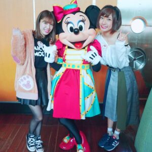 Ayaka Morikawa Instagram - なっつんとデートしてきたよ❤
2人も3月生まれだから一緒にお祝いしてもらえて幸せが溢れ出た。
ミッキーミニープルートと写真とれたんだー！！ミッキー愛をたくさん伝えた！！
#ディズニーシー #Disney #ホライズンベイレストラン