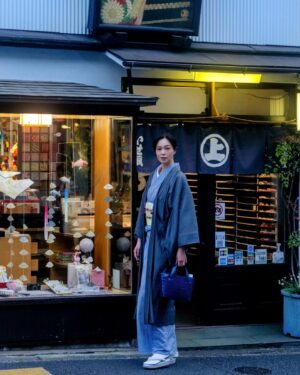 Ayako Kawahara Instagram - 千駄木へ
#sendagi #nezu #yanaka #tokyo #spring #sweetfish #根津 #谷中