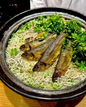 Ayako Kawahara Instagram - 千駄木へ
#sendagi #nezu #yanaka #tokyo #spring #sweetfish #根津 #谷中