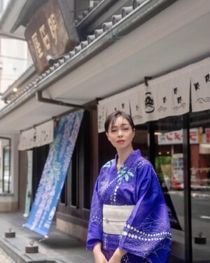 Ayako Kawahara Instagram - 鹿児島街歩き
#kagoshima #tram #kimono #yukata 
 #shavedice #shirokuma #市電 #明石屋 #山形屋 #しろくま #浴衣