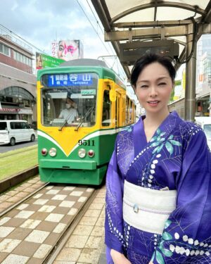 Ayako Kawahara Instagram - 鹿児島街歩き
#kagoshima #tram #kimono #yukata 
 #shavedice #shirokuma #市電 #明石屋 #山形屋 #しろくま #浴衣