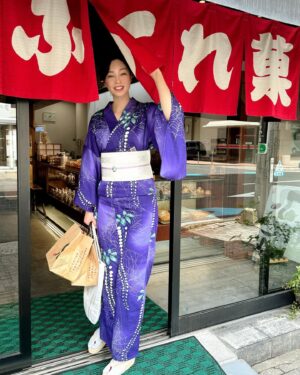 Ayako Kawahara Instagram - 鹿児島街歩き
#kagoshima #tram #kimono #yukata 
 #shavedice #shirokuma #市電 #明石屋 #山形屋 #しろくま #浴衣