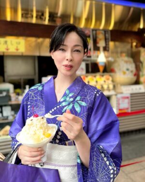 Ayako Kawahara Instagram - 鹿児島街歩き
#kagoshima #tram #kimono #yukata 
 #shavedice #shirokuma #市電 #明石屋 #山形屋 #しろくま #浴衣