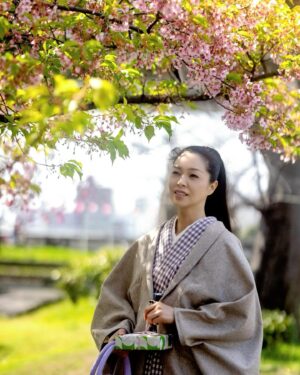 Ayako Kawahara Instagram - #mochi #sakura tokyo #kimono #河津桜 #桜餅 #着物 #日常着物