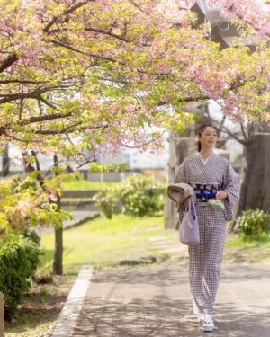 Ayako Kawahara Instagram - #mochi #sakura tokyo #kimono #河津桜 #桜餅 #着物 #日常着物