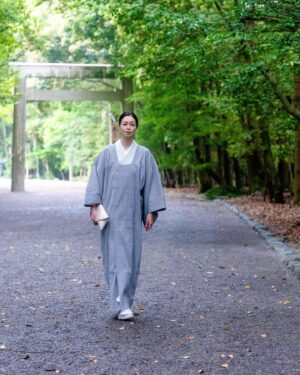 Ayako Kawahara Instagram - 伊勢神宮　
#ise #isejingu #shrine #kimono #参拝 #五十鈴川 #着物