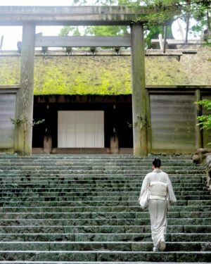 Ayako Kawahara Instagram - 伊勢神宮　
#ise #isejingu #shrine #kimono #参拝 #五十鈴川 #着物