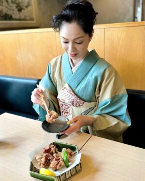 Ayako Kawahara Instagram - 成田界隈
#narita #chiba #temple #restaurant #frenchbulldog #kimono #成田市 #フレンチブルドッグ #フレブル #着物 #日常着物