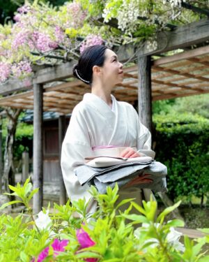 Ayako Kawahara Instagram - 伊勢神宮　
#ise #isejingu #shrine #kimono #参拝 #五十鈴川 #着物