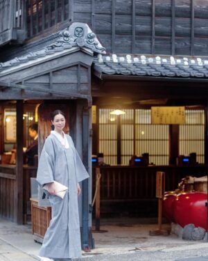 Ayako Kawahara Instagram - 伊勢神宮　
#ise #isejingu #shrine #kimono #参拝 #五十鈴川 #着物