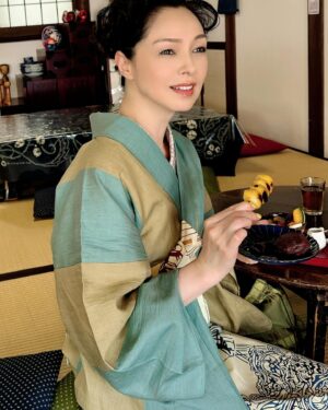 Ayako Kawahara Instagram - 成田界隈
#narita #chiba #temple #restaurant #frenchbulldog #kimono #成田市 #フレンチブルドッグ #フレブル #着物 #日常着物