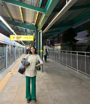 Ayano Kudo Instagram - 韓国での私服〜！
ドラマ撮影とスチール以外は全て私服なのです。
クローゼットのありとあらゆるお洋服と新しく買ったものと組み合わせるの楽しかったんだけど大変だったーー！コーディネートのプロ、尊敬します
色物と柄物多めです😉

EP1〜4までで着てたお洋服たち
3枚目全身じゃなくてごめんね🤣

 #韓国ドラマな恋がしたい