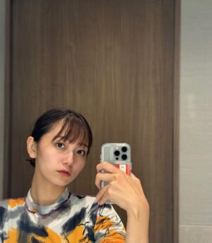 Ayano Kudo Instagram - 韓国での私服〜！
ドラマ撮影とスチール以外は全て私服なのです。
クローゼットのありとあらゆるお洋服と新しく買ったものと組み合わせるの楽しかったんだけど大変だったーー！コーディネートのプロ、尊敬します
色物と柄物多めです😉

EP1〜4までで着てたお洋服たち
3枚目全身じゃなくてごめんね🤣

 #韓国ドラマな恋がしたい