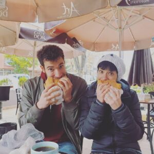 Ayça Eren Instagram - "Sabah uyanmazsam istediğini yapmakta özgürsün." diyen sevgili kardeşim... Az sonra olacaklardan dolayi şimdiden çok üzgünüm.
Yok lan vazgeçtim ne üzülcem:D