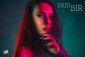 Ayça Eren Instagram - "Biz sabah niye durduk?"
"Ne demek niye durduk, sen uyumuyor muydun?"
"E durunca uyandım."

"Eksi Bir" 10 Eylül Cumartesi, 20:00'da

@farabisahnesi 'nde.

Biletler: @biletinial

Fotoğraf: @galip.kurkcu