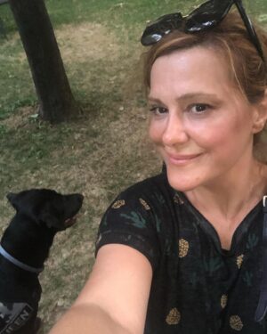 Ayça Mutlugil Instagram - Kızımla gezmeler 💃🏿Baba çekimde , Queen’i ısrarla isteyen ağabeyin umurunda değil 🤪 Ama ailece aşığız ❤️ #Queen #blacklabrador