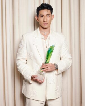 Ayden Sng Instagram - 2nd! ⁣
⁣
Really grateful once again for getting this award and lots of people to thank so I’m going to rehash what I said on stage - 我觉得一个演员像一个战士，随时都得在备战状态，而他身边的战友就是他最好的依仗 💪🏻⁣
⁣
非常感谢我TCA的团队, @dneo @authentic.living @jaeleaw @kellylee0321 还有我最重要的经理人 @adakohhn，一直以来都是我最强的后盾 🛡️⁣
⁣
演员要跟观众见面只能靠作品，而我在这行也遇到了很多伯乐，很多贵人 - Jasmine, Paul大哥, 荣狄老师, @bochapfei @bjork_chen @denniszhouchongqing @bryanwwong - 你们替我照亮前方，做我最可靠的导航, 真心感激 🧭⁣
⁣
My brand partners for the constant support @bulgari Lin & @jacquelinnefxw, @caltexsg @peachmomome and @euyansang_singapore 
⁣
And my A-team @hansgoh @windzh @hhiroyx @gabrielyuen76 @yyingcui @benjioo @sleepiingalien @snjf0310, you guys are like my family, 永远都让我以最自信的方式面对一切，做我无比坚韧的盔甲 🤺⁣
⁣
还有最重要的，我的粉丝团 @thebaedenclub and 团长 @huis2818, 你们无私的付出成为我手中最锋利的一把剑，让我在这条路上能无所畏惧，披荆斩棘 ⚔️⁣
⁣
演员这条路得自己走，但我庆幸这路上有那么多人，无论风雨，都与我携伴而行 🙏🏻⁣
⁣

⁣#StarAwards2024⁣
⁣
Wearing @maisonvalentino @leavele 
Jewelry @bulgari⁣⁣⁣
Photo @hansgoh @cyi_li 
Makeup @benjioo @yyingcui 
Hair @gabrielyuen76 
Assisted by @snjf0310