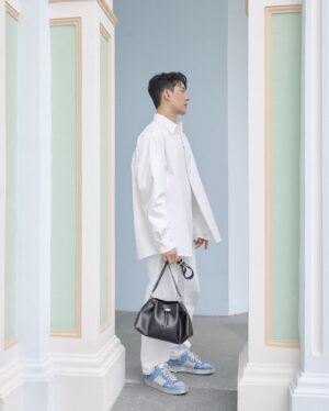 Ayden Sng Instagram - if it ain’t blue, it ain’t choo 🩵 @jimmychoo⁣⁣
⁣⁣
tourist in my own country in the most eye-catching shoes ✨⁣
⁣
#JimmyChoo #JimmyChooCinch⁣
⁣⁣