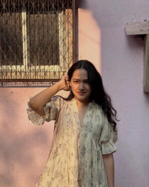 Ayesha Kaduskar Instagram - yesterday was a beautiful, quiet day. 
thanks to my friends and family for letting me have it exactly the way i wanted it. 
here’s to 28 years around the ☀️

p.s. someone make the clock stop now 🙃